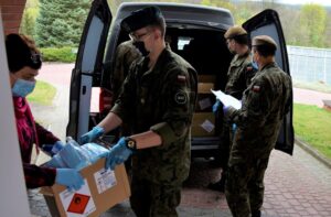 Żołnierze WOT przekazują paczki z płynami do dezynfekcji od wojewody świętokrzyskiego dla żłobków i przedszkoli / Świętokrzyski Urząd Wojewódzki