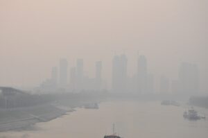 Wuhan. Smog nad miastem / Małgorzata Anna Jóźwiak i Marek Jóźwiak