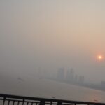 Wuhan. Smog nad miastem / Małgorzata Anna Jóźwiak i Marek Jóźwiak