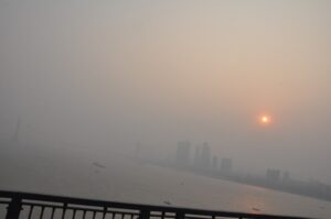 Wuhan. Smog nad miastem / Małgorzata Anna Jóźwiak i Marek Jóźwiak