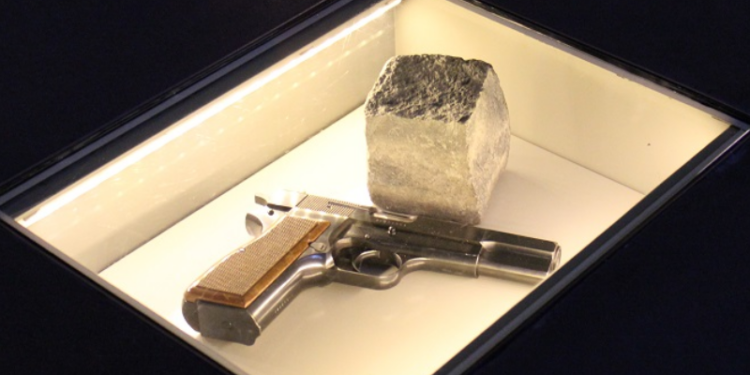 Pistolet z którego Ali Agca strzelał do Jana Pawła II / Muzeum Dom Rodzinny Ojca Świętego Jana Pawła II w Wadowicach