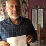 Sunil Ahuja prezentuje zawiadomienie do Prokuratury Krajowej / Maciej Naskręt / Radio Gdańsk