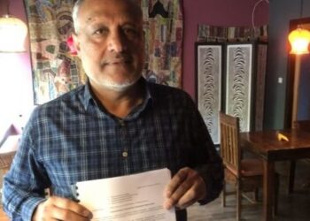 Sunil Ahuja prezentuje zawiadomienie do Prokuratury Krajowej / Maciej Naskręt / Radio Gdańsk