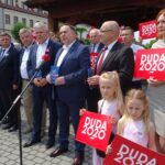 21.06.2020. Opatów. Akcja „Łączy nas Polska”. Na zdjęciu (od lewej): Artur Lis - szef opatowskiego ARiMR, Andrzej Kryj - poseł PiS, Jarosław Rusiecki - senator PiS, Tomasz Zieliński - poseł PiS, Marek Kwitek - poseł PiS, Tomasz Staniek - starosta opatowski i Małgorzata Jalowska - wicestarosta opatowski / Emilia Sitarska / Radio Kielce
