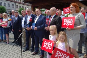 21.06.2020. Opatów. Akcja „Łączy nas Polska”. Na zdjęciu (od lewej): Artur Lis - szef opatowskiego ARiMR, Andrzej Kryj - poseł PiS, Jarosław Rusiecki - senator PiS, Tomasz Zieliński - poseł PiS, Marek Kwitek - poseł PiS, Tomasz Staniek - starosta opatowski i Małgorzata Jalowska - wicestarosta opatowski / Emilia Sitarska / Radio Kielce