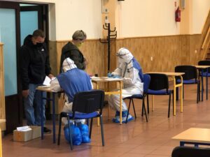 03.06.2020 Staszów. Żołnierze WOT pobierają próbki na obecność COVID-19 / por. Marcin Kowal / 10. ŚBOT