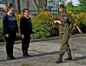 4.06.2020 Rytwiany. Strzelcy ćwiczą musztrę / Związek Strzelecki