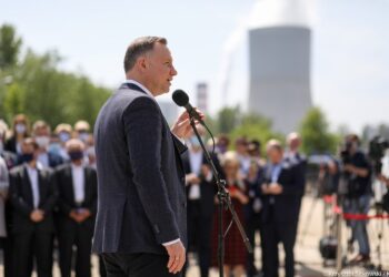 - Nowy most pobudzi rozwój gospodarczy okolicy – mówił w niedzielę Prezydent Andrzej Duda w Wilczkowicach Górnych na Mazowszu podczas spotkania z mieszkańcami dotyczącego budowy nowej przeprawy przez Wisłę / Krzysztof Sitkowski / Kancelaria Prezydenta RP