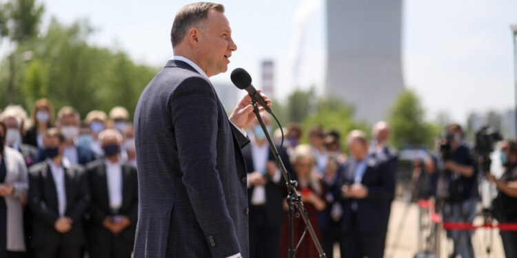 - Nowy most pobudzi rozwój gospodarczy okolicy – mówił w niedzielę Prezydent Andrzej Duda w Wilczkowicach Górnych na Mazowszu podczas spotkania z mieszkańcami dotyczącego budowy nowej przeprawy przez Wisłę / Krzysztof Sitkowski / Kancelaria Prezydenta RP