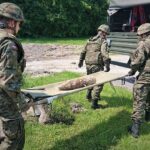 04.06.2020. Jędrzejów. Pocisk artyleryjski znaleziony na boisku Liceum Ogólnokształcącym im. Mikołaja Reja w Jędrzejowie / CPdMZ w Kielcach