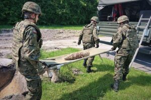 04.06.2020. Jędrzejów. Pocisk artyleryjski znaleziony na boisku Liceum Ogólnokształcącym im. Mikołaja Reja w Jędrzejowie / CPdMZ w Kielcach