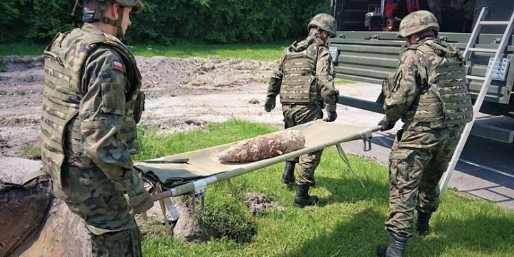 04.06.2020. Jędrzejów. Pocisk artyleryjski znaleziony na boisku Liceum Ogólnokształcącym im. Mikołaja Reja w Jędrzejowie / CPdMZ w Kielcach