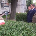 15.06.2020. Kielce. Złożenie kwiatów i zapalenie zniczy w miejscu śmierci Kazimierza Smolaka, pseud. Nurek. Na zdjęciu (od lewej): Wojciech Lesiak - dyrektor gabinetu Jana Józefa Kasprzyka - szefa Urzędu do Spraw Kombatantów i Osób Represjonowanych, Jan Józef Kasprzyk - szef Urzędu do Spraw Kombatantów i Osób Represjonowanych, płk Adam Kunicki / Dionizy Krawczyński / Radio Kielce