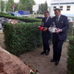 15.06.2020. Kielce. Złożenie kwiatów i zapalenie zniczy w miejscu śmierci Kazimierza Smolaka, pseud. Nurek. Na zdjęciu (od lewej): Wojciech Lesiak - dyrektor gabinetu Jana Józefa Kasprzyka - szefa Urzędu do Spraw Kombatantów i Osób Represjonowanych, Jan Józef Kasprzyk - szef Urzędu do Spraw Kombatantów i Osób Represjonowanych, płk Adam Kunicki / Dionizy Krawczyński / Radio Kielce