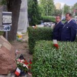 15.06.2020. Kielce. Złożenie kwiatów i zapalenie zniczy w miejscu śmierci Kazimierza Smolaka, pseud. Nurek. Na zdjęciu (od lewej): Wojciech Lesiak - dyrektor gabinetu Jana Józefa Kasprzyka - szefa Urzędu do Spraw Kombatantów i Osób Represjonowanych, Jan Józef Kasprzyk - szef Urzędu do Spraw Kombatantów i Osób Represjonowanych, płk Adam Kunicki / Dionizy Krawczyński / Radio Kielce
