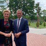 15.06.2020 Piekoszów. Agata Kornhauser-Duda z wizytą w Domu dla Niepełnosprawnych. Na zdjęciu od lewej Agata Kornhauser-Duda i Zbigniew Piątek - wójt Piekoszowa / Gmina Piekoszów