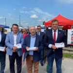 25.06.2020 Chmielnik. Parlamentarzyści zachęcają do wzięcia udziału w wyborach. Na zdjęciu od lewej: Mariusz Ściana - członek zarządu powiatu, Cezary Majcher - członek zarządu powiatu, Krzysztof Lipiec - poseł PiS, Mirosław Gębski - starosta kielecki / Facebook / Krzysztof Lipiec