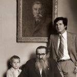 Jędrzejów. Cztery pokolenia mężczyzn rodziny Przypkowskich: na zdjęciu pod portretem Feliksa Przypkowskiego w fotelu siedzi Tadeusz Przypkowski. Po prawej były dyrektor muzeum im. Przypkowskich - Piotr Maciej oraz czteroletni wówczas Jan Przypkowski - obecny szef placówki (po lewej) / Archiwum prywatne rodziny Przypkowskich