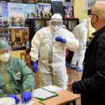 02.06.2020. Starachowice. Żołnierze WOT pobierają od nauczycieli wymazy na obecność koronawirusa / st.szer. OT Daniel Woś / Świętokrzyska Brygada Obrony Terytorialnej