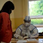 02.06.2020. Starachowice. Żołnierze WOT pobierają od nauczycieli wymazy na obecność koronawirusa / st.szer. OT Daniel Woś / Świętokrzyska Brygada Obrony Terytorialnej