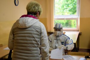 02.06.2020. Starachowice. Żołnierze WOT pobierają od nauczycieli wymazy na obecność koronawirusa / st.szer. OT Daniel Woś / Świętokrzyska Brygada Obrony Terytorialnej