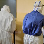 02.06.2020. Starachowice. Żołnierze WOT pobierają od nauczycieli wymazy na obecność koronawirusa / st.szer. OT Daniel Woś / Świętokrzyska Brygada Obrony Terytorialnej