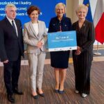 25.06.2020. Warszawa. Podpisanie umowy na dofinansowanie projektu „Bezpieczna Przyszłość”. Na zdjęciu (od lewej): Andrzej Bętkowski - marszałek województwa świętokrzyskiego, Marlena Maląg - minister rodziny, pracy i polityki społecznej, Renata Janik - wicemarszałek województwa świętokrzyskiego i Iwona Michałek - Ministerstwo Rodziny, Pracy i Polityki Społecznej / Urząd Marszałkowski Województwa Świętokrzyskiego