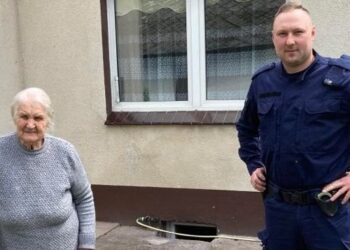 Posterunkowy z Namysłowa uratował sąsiadkę przed tragedią / opolska.policja.gov.pl