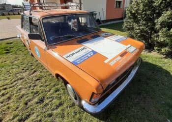 Załoga przemierzy trasę Fiatem 125p / Radosław Starczyński