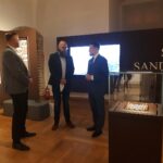 10.06.2020. Sandomierz. Wystawa szachów sandomierskich. Na zdjęciu (od lewej): Marcin Marzec - burmistrz Sandomierza, Dominik Płaza - dyrektor Muzeum Okręgowego i Maciej Cybulski - wiceprezes Polskiego Związku Szachowego / Grażyna-Szlęzak-Wójcik / Radio Kielce