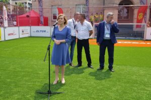 21.06.2020. Kielce. Turniej piłkarski „Piątki na Rynku Sport CK 2020”. Na zdjęciu (przemawia): Anna Krupka - wiceminister sportu / Maciej Makuła / Radio Kielce