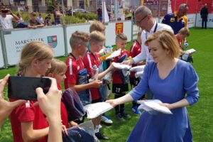 21.06.2020. Kielce. Turniej piłkarski „Piątki na Rynku Sport CK 2020”. Na zdjęciu (po prawej): Anna Krupka - wiceminister sportu / Maciej Makuła / Radio Kielce