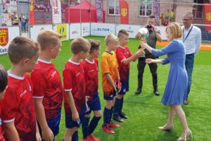 21.06.2020. Kielce. Turniej piłkarski „Piątki na Rynku Sport CK 2020”. Na zdjęciu (po prawej): Anna Krupka - wiceminister sportu / Maciej Makuła / Radio Kielce