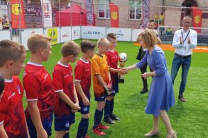 21.06.2020. Kielce. Turniej piłkarski „Piątki na Rynku Sport CK 2020”. Na zdjęciu (po prawej): Anna Krupka - wiceminister sportu / Maciej Makuła / Radio Kielce
