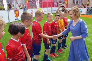 21.06.2020. Kielce. Turniej piłkarski „Piątki na Rynku Sport CK 2020”. Na zdjęciu (po prawej): Anna Krupka - wiceminister sportu / Maciej Makuła / Radio Kielce
