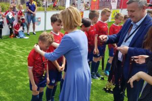 21.06.2020. Kielce. Turniej piłkarski „Piątki na Rynku Sport CK 2020”. Na zdjęciu (od lewej): Anna Krupka - wiceminister sportu i Jarosław Machnicki - dyrektor Wojewódzkiego Domu Kultury w Kielcach / Maciej Makuła / Radio Kielce