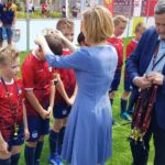 21.06.2020. Kielce. Turniej piłkarski „Piątki na Rynku Sport CK 2020”. Na zdjęciu (od lewej): Anna Krupka - wiceminister sportu i Jarosław Machnicki - dyrektor Wojewódzkiego Domu Kultury w Kielcach / Maciej Makuła / Radio Kielce