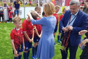 21.06.2020. Kielce. Turniej piłkarski „Piątki na Rynku Sport CK 2020”. Na zdjęciu (od lewej): Anna Krupka - wiceminister sportu i Jarosław Machnicki - dyrektor Wojewódzkiego Domu Kultury w Kielcach / Maciej Makuła / Radio Kielce