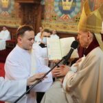 19.06.2020. Sandomierz. Bazylika katedralna. Święcenia kapłańskie. Na zdjęciu (z prawej): Krzysztof Nitkiewicz - biskup ordynariusz diecezji sandomierskiej / Grażyna-Szlęzak-Wójcik / Radio Kielce