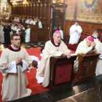 19.06.2020. Sandomierz. Bazylika katedralna. Święcenia kapłańskie. Na zdjęciu (drugi z lewej): Krzysztof Nitkiewicz - biskup ordynariusz diecezji sandomierskiej, Edward Frankowski - biskup senior diecezji sandomierskiej / Grażyna-Szlęzak-Wójcik / Radio Kielce