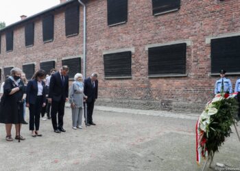 Prezydent Andrzej Duda razem z byłymi więźniarkami oraz z Marszałek Sejmu Elżbietą Witek i Wicepremierem Piotrem Glińskim złożyli kwiaty przed Ścianą Straceń w byłym KL Auschwitz / Igor Smirnow / KPRP