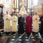 19.06.2020. Sandomierz. Bazylika katedralna. Święcenia kapłańskie. Na zdjęciu (od lewej): ks. Robert Rędzio, ks. Bartłomiej Stawowy - nowo wyświęceni księża, Edward Frankowski - biskup senior diecezji sandomierskiej, Krzysztof Nitkiewicz - biskup ordynariusz diecezji sandomierski, ks. Jarosław Nieściur - nowo wyświęcony kapłan, ks. Rafał Kułaga - rektor Wyższego Seminarium Duchownego w Sandomierzu / Grażyna-Szlęzak-Wójcik / Radio Kielce