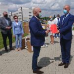 29.06.2020 Starachowice. Na zdjęciu wicedyrektor Caritas Diecezji Radomskiej ks. Damian Drabikowski i dyrektor szpitala w Starachowicach Grzegorz Kaleta / Anna Głąb / Radio Kielce