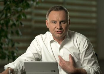 19.06.2020. Na facebookowym profilu Andrzeja Dudy odbyła się sesja pytań i odpowiedzi (Q&A). Prezydent RP odpowiadał na pytania będąc w „Okrąglaku” przy Świętokrzyskim Urzędzie Wojewódzkim / facebook.com/andrzejduda