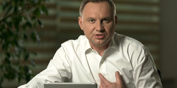 19.06.2020. Na facebookowym profilu Andrzeja Dudy odbyła się sesja pytań i odpowiedzi (Q&A). Prezydent RP odpowiadał na pytania będąc w „Okrąglaku” przy Świętokrzyskim Urzędzie Wojewódzkim / facebook.com/andrzejduda