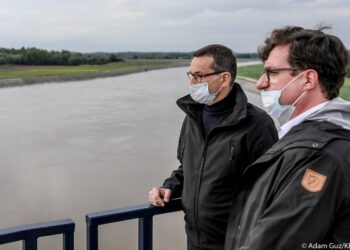 Na zdjęciu (z lewej): Mateusz Morawiecki - prezes Rady Ministrów gościł na terenie zbiornika retencyjnego Racibórz Dolny / Adam Guz / KPRM