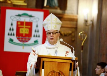 11.06.2020. Kielce. Uroczystość Bożego Ciała. Msza św. w kościele św. Wojciecha. Na zdjęciu: biskup Jan Piotrowski, ordynariusz diecezji kieleckiej / Jarosław Kubalski / Radio Kielce