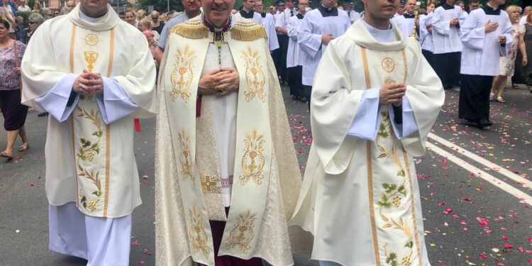 Sandomierz. Boże Ciało. Procesja. Na zdjęciu: biskup sandomierski Krzysztof Nitkiewicz / Grażyna-Szlęzak-Wójcik / Radio Kielce