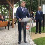 20.06.2020. Sandomierz. Otwarcie tężni. Na zdjęciu (od lewej): Marcin Marzec - burmistrz Sandomierza i Wojciech Dumin - dyrektor Sandomierskiego Centrum Kultury / Grażyna Szlęzak-Wójcik / Radio Kielce