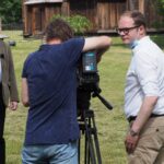 Na zdjęciu (z lewej): doktor Mateusz Wierciński przed kamerą Czeskiej Telewizji Publicznej. / Mariusz Łężniak